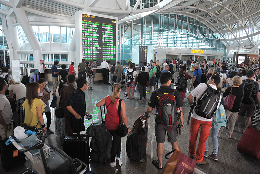 Ribuan warga negara asing antre mendapatkan informasi keberangkatan penerbangannya setelah adanya penutupan semua penerbangan di Terminal Internasional Bandara Ngurah Rai, Denpasar, Jumat (10/7). (Antara/Nyoman Budhiana)