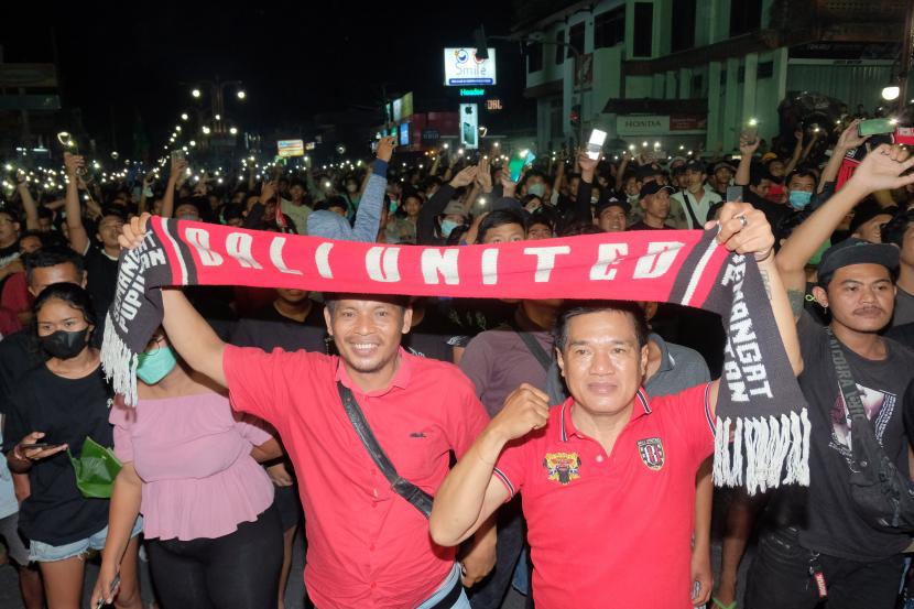 Ribuan warga nonton bareng pertandingan Bali United melawan Persebaya di Gianyar, Bali, Jumat (25/3/2022) 