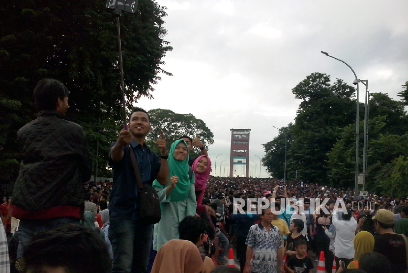 Ribuan warga Palembang dan sekitarnya, sejak Rabu (9/3) sebelum waktu shalat Subuh sudah ramai memadati Jembatan Ampera yang ditutup sejak pukul 00.00 WIB. Warga datang untuk menyaksikan langsung fenomena alam Gerhana Matahari Total (GMT). 