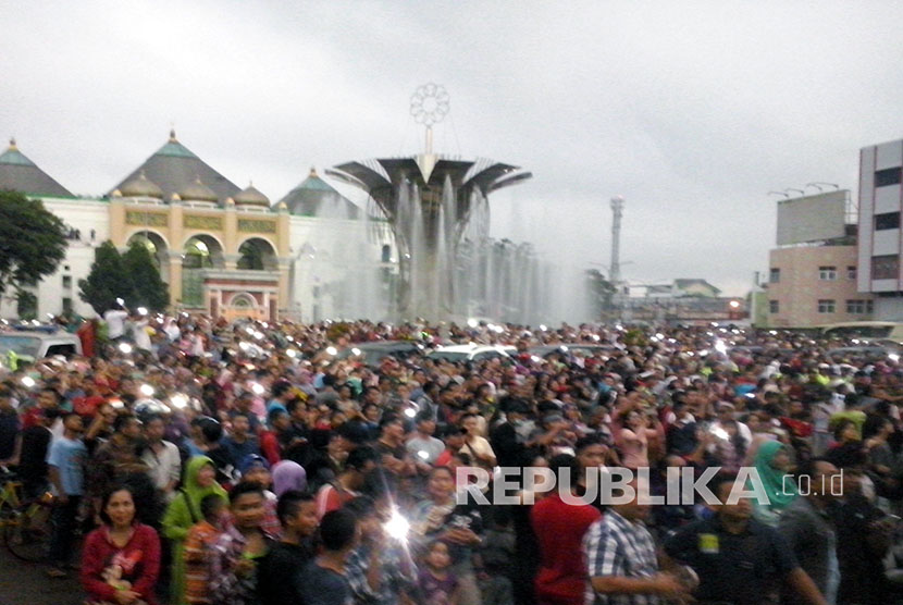 Ribuan warga Palembang menyaksikan Gerhana Matahari Total (GMT) di Jembatan Ampera, Palembang Rabu (9/3).  (Republika/Maspril Aries)