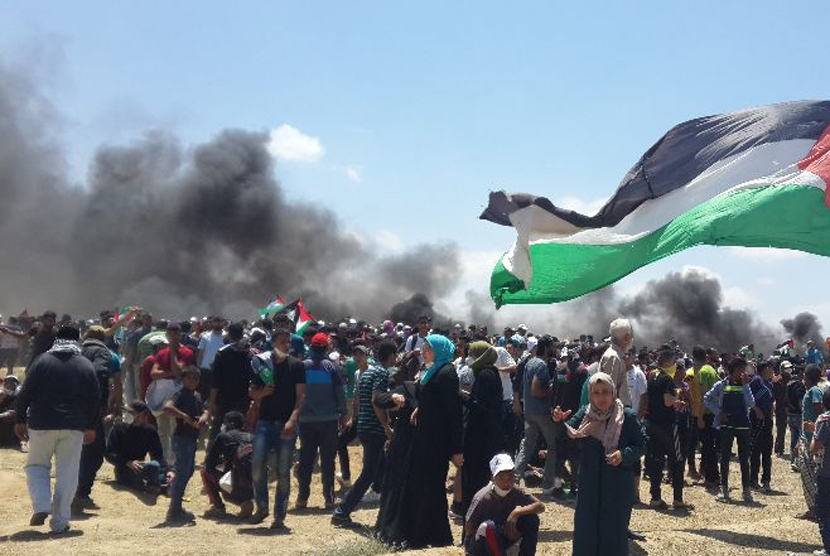 Ribuan warga Palestina memprotes pemindahan Kedubes AS di Yerusalem. 