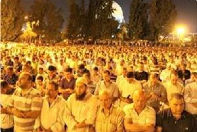 Ribuan warga Palestina menghidupkan malam lailatul qadar di Masjid Al Aqsha.