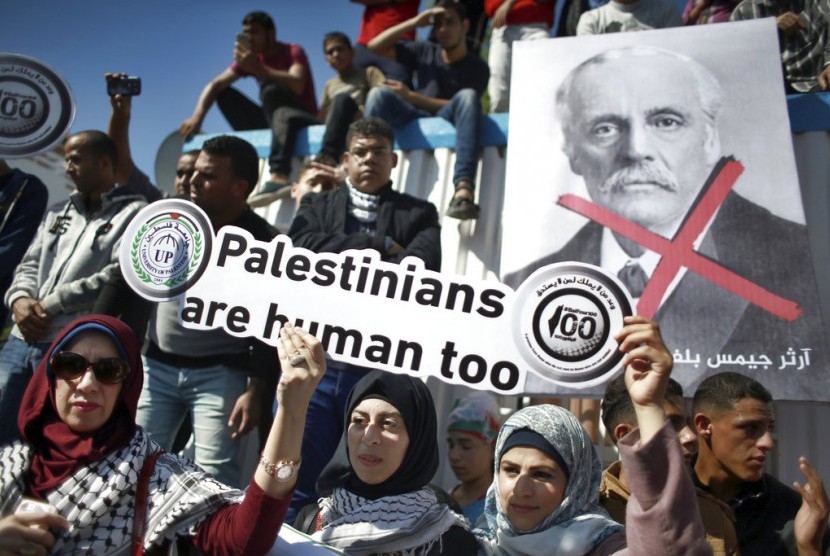 Ribuan warga Palestina turun ke jalan memprotes peringatan 100 tahun Deklarasi Balfour di depan Kantor Koordinator Khusus PBB untuk Proses Perdamaian Timur Tengah di Gaza City, Kamis (2/11). 