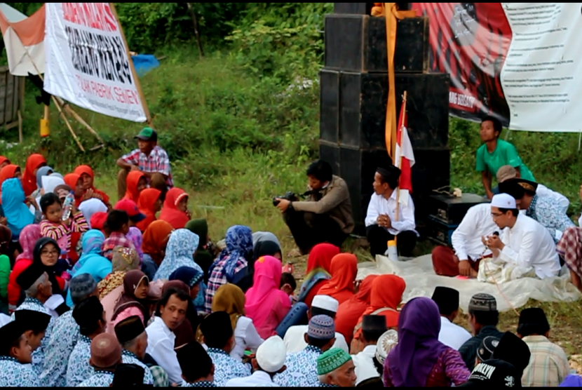 Ribuan warga Rembang menggelar doa untuk beroperasinya pabrik Semen Indonesia di Rembang, Jawa Tengah.