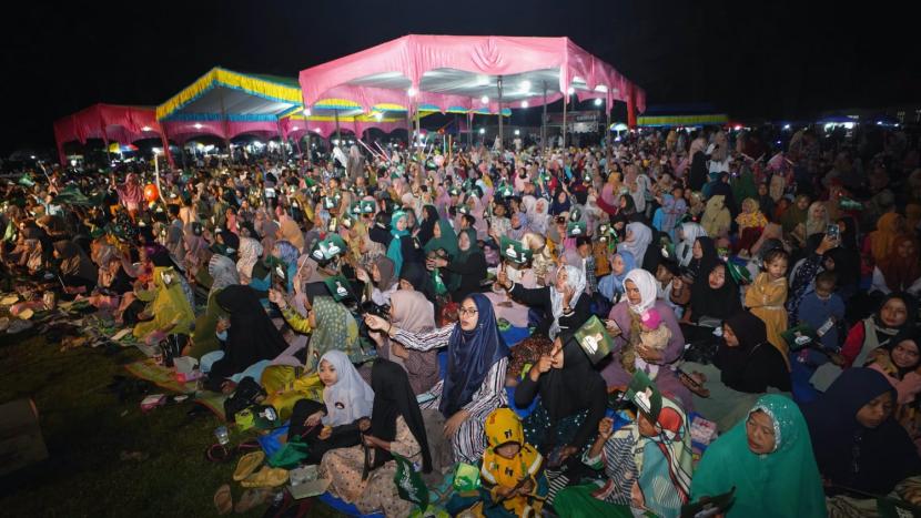 Ribuan warga Riau bersama para ulama melakukan sholawat bersama. 