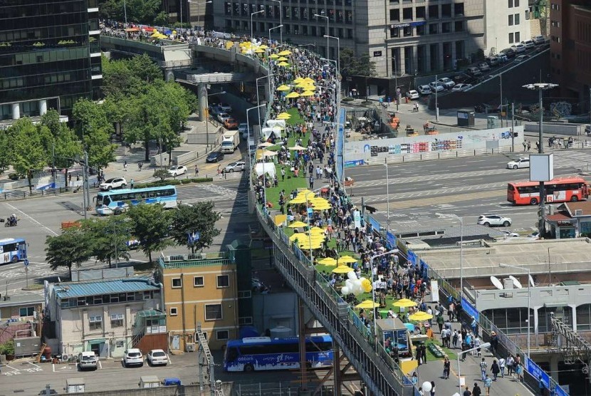 Ribuan warga Seoul mendapat kesempatan merasakan seperti apa jika jalan tol diubah menjadi taman gantung tahun lalu. Wali Kota Seoul, Park Won Soon mengubah jalan beraspal sepanjang 11 Km menjadi ruang rekreasi publik. 