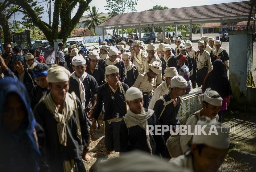 Thousands people of Baduy community dressed in white with white headbands walk to Pendopo Rangkasbitung to celebrate Seba Baduy in Banten. (Illustration)