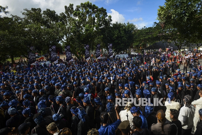 Ribuan warga Suku Baduy berjalan kaki menuju Pendopo Kabupaten Rangkasbitung dalam rangka Seba Baduy di Banten, Jumat (28/4). 