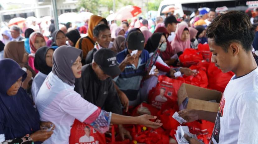 Ribuan warga tampak antusias mengikuti Bazar Ramadhan yang digelar di Kecamatan Pucuk, Kabupaten Lamongan, Jawa Timur, akhir pekan kemarin. 