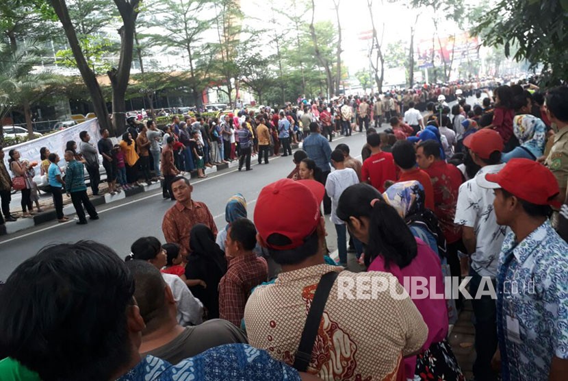 Ribuan warga tumpah ke Jl Gagak Hitam, Ringroad, Medan untuk melihat kirab budaya Bobby-Kahiyang, Ahad (26/11). Sebagian dari mereka bahkan menunggu sejak subuh. 