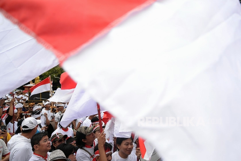 Sejumlah massa  turut memeriahkan Aksi Damai 'Kita Indonesia' di Kawasan Bundaran HI, Jakarta, Ahad (4/12).