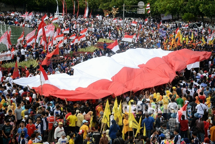 Sejumlah massa  turut memeriahkan Aksi Damai 'Kita Indonesia' di Kawasan Bundaran HI, Jakarta, Ahad (4/12).