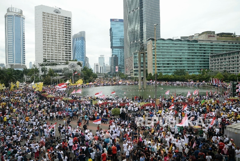 Sejumlah massa  turut memeriahkan Aksi Damai 'Kita Indonesia' di Kawasan Bundaran HI, Jakarta, Ahad (4/12).