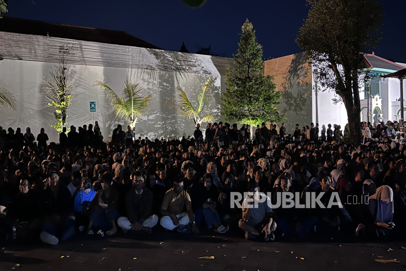 Ribuan warga Yogyakarta ikuti gelaran Mubeng Beteng, Kamis (26/6/2025), malam.