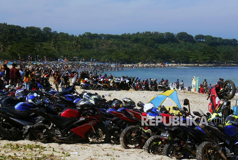 Ribuan wisatawan bermain di pantai Tanjung Layar, Sawarna, Lebak, Banten, Ahad (9/6/19).