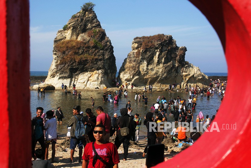 Ribuan wisatawan bermain di pantai Tanjung Layar, Sawarna, Lebak, Banten