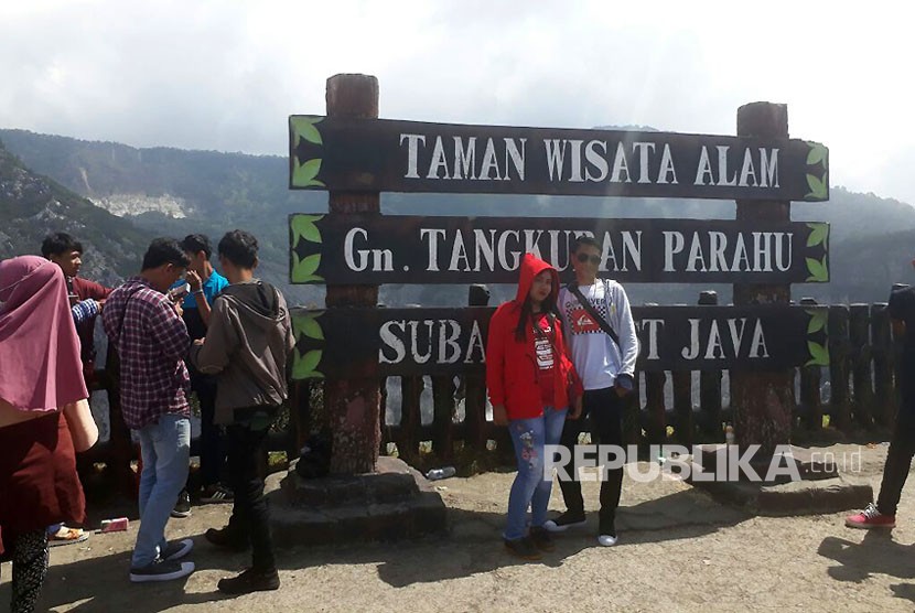 Ribuan wisatawan dari berbagai daerah di Indonesia mengunjungi Taman Wisata Alam Tangkuban Perahu. Pemerintah berharap tidak terjadi klaster libur panjang pada Covid-19.