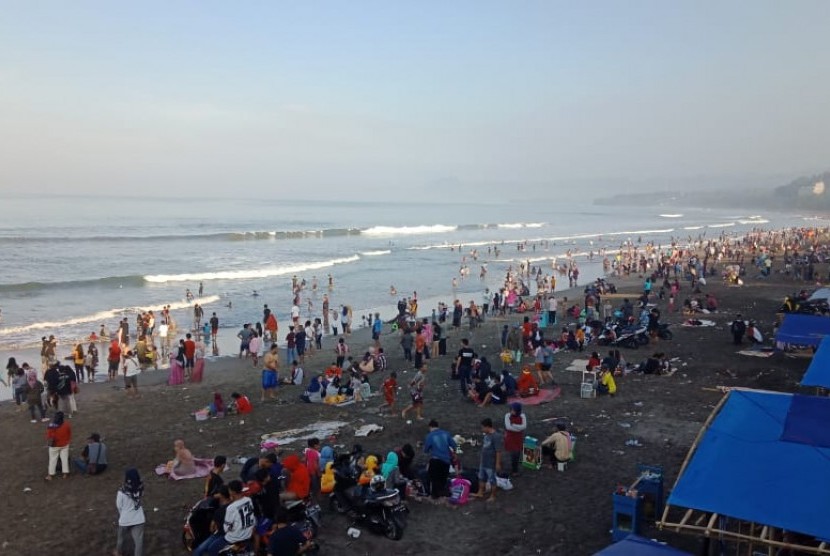 Ribuan wisatawan masih memadati obyek wisata pantai di Palabuhanratu, Kabupaten Sukabumi pada H+4 lebaran, Ahad (9/6). 