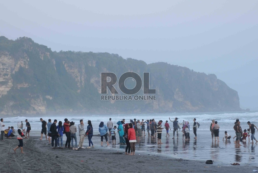  Ribuan wisatawan memadati Pantai Parangtritis, Yogyakarta, Ahad (19/7). (Republika/Agung Supriyanto)