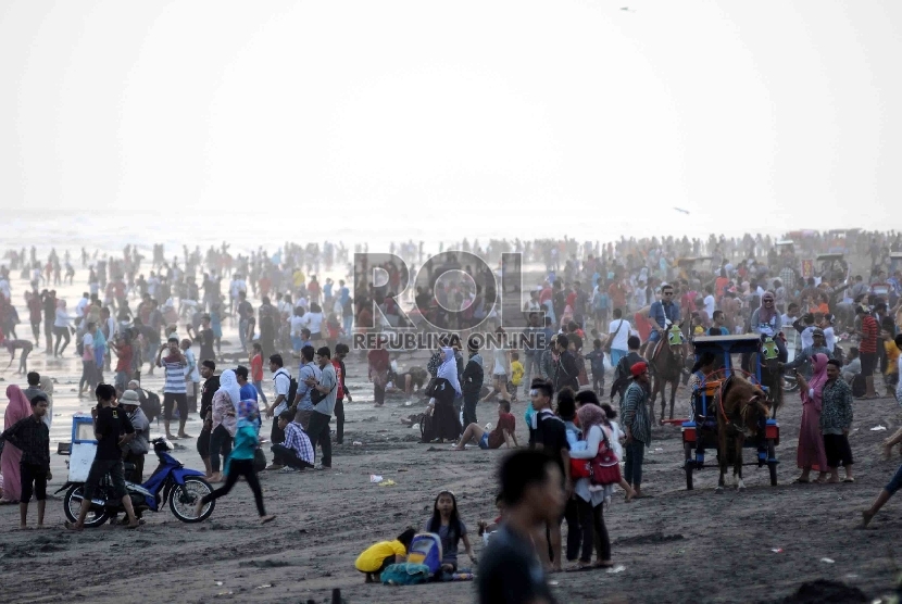  Ribuan wisatawan memadati Pantai Parangtritis, Yogyakarta. (Republika/Agung Supriyanto)
