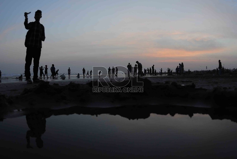 Ribuan wisatawan memadati Pantai Parangtritis, Bantul, Yogyakarta. Parangtritis merupakan salah satu obyek wisata andalan Bantul.