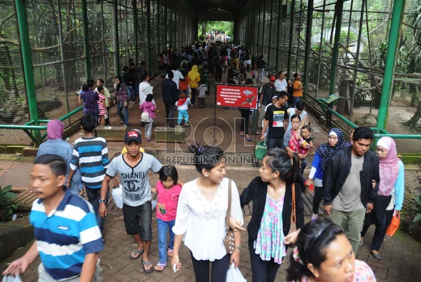  Ribuan wisatawan membanjiri lokasi wisata Kebun Binatang Ragunan, Jakarta, Selasa (25/12).  (Republika/Aditya Pradana Putra)