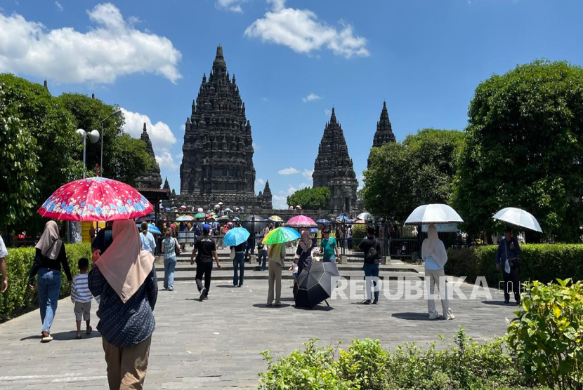 Ribuan wisatawan yang memadati Candi Prambanan di momen libur Lebaran, Senin (23/3/2026).