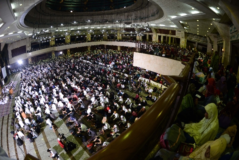  Ribuat Jamaat Dzikir Nasional yang diadakan oleh REPUBLIKA memadati Masjid Agung At-Tin, Jakarta Timur, Rabu (31/12).
