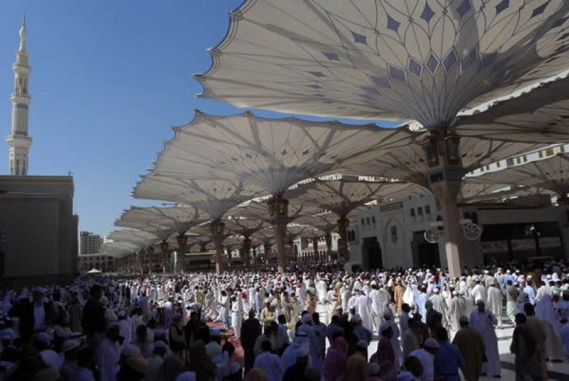Ribuat umat moslem akan menunaikan sholat jumat di masjid Nabawi - Madiah - Arab Saudi