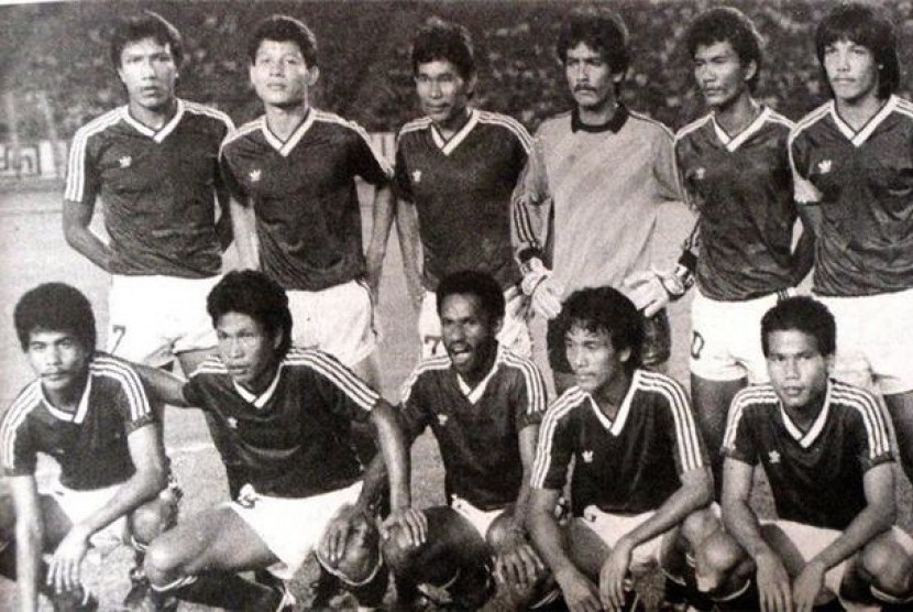Ribut Waidi (berdiri dua kanan) bersama skuat tim sepak bola SEA Games 1987.