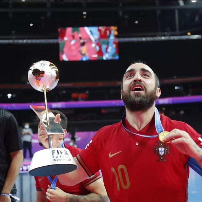 Ricardinho mengangkat trofi Piala Dunia Futsal 2021. Mantan kapten timnas Portugal itu kini memperkuat klub milik Atta Halilintar.