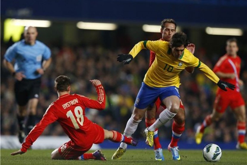 Ricardo Kaka (kanan), playmaker timnas Brasil, mendapat takel pemain Rusia, Vladimir Bystrov, dalam laga persahabatan di Stadion Stamford Bridge, London, Senin (25/3). 