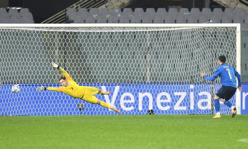Riccardo Orsolini saat mencetak gol lewat titik putih saat menghadapi Estonia.