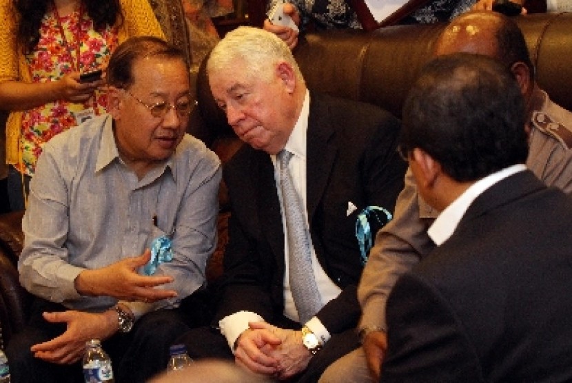 Richard Adkerson (kedua kiri) dan CEO Freeport Indonesia Rozik B Sutjipto (kiri)