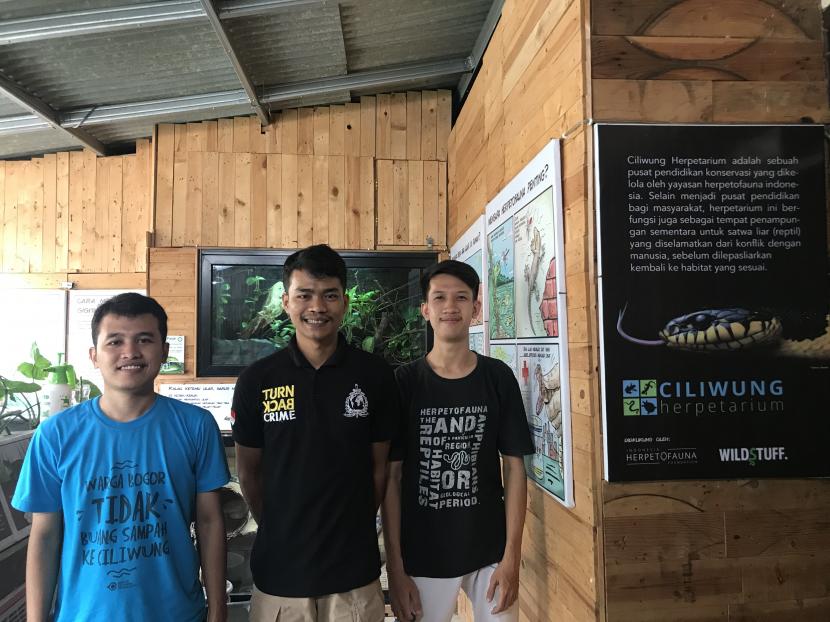 Richard Ardiwibawa dan rekannya di markas Ciliwung Herpetarium di Kampung Gelonggong RT 03 RW 05, Bojonggede, Kabupaten Bogor.