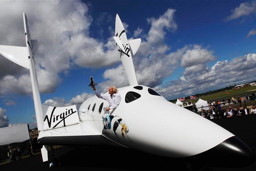 Richard Branson dan pesawat luar angkasa Virgin Galactic.