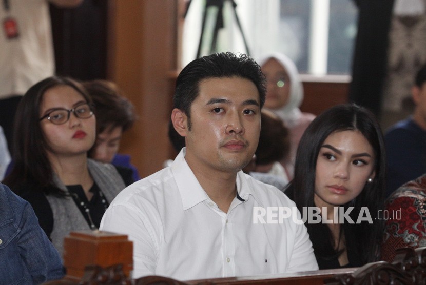 Terdakwa kasus penyalahgunaan narkotika jenis kokain Richard Muljadi (tengah) mengikuti sidang pembacaan vonis di PN Jakarta Selatan, Jakarta, Kamis (28/2/2019). 