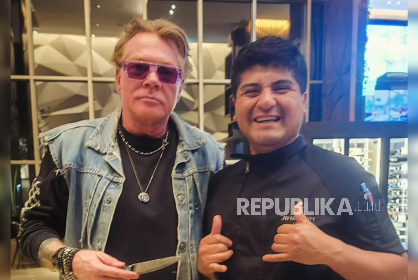 Richard Perez Cuzcano (kanan) berfoto bersama AXL Rose (kiri). Cuzcano dikabarkan dipecat sebagai chef di tempatnya bekerja setelah meminta foto bersama Axl Rose. 