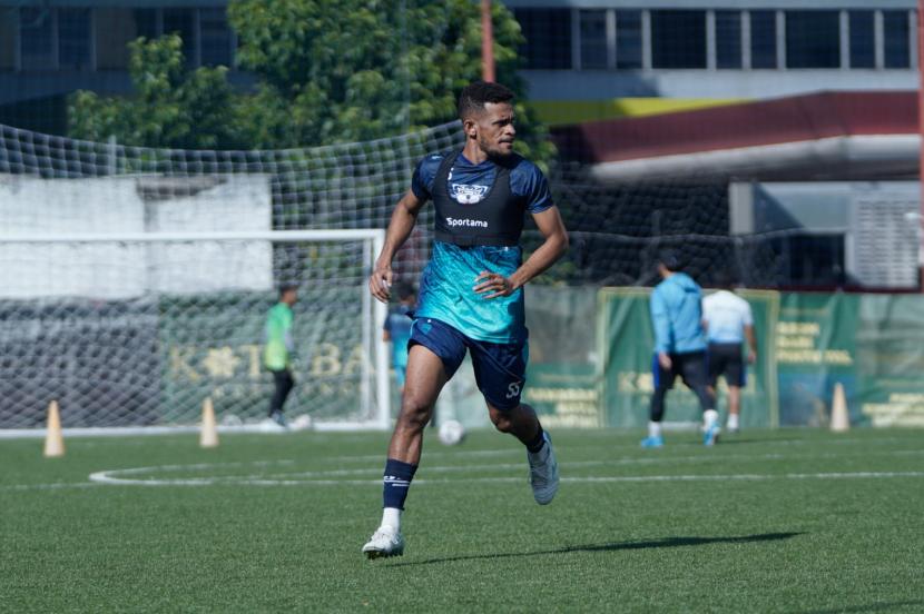 Ricky Kambuaya telah bergabung dengan Persib dalam latihan di Lapangan Soccer Republic, Kota Bandung, Selasa (28/7/2022). 