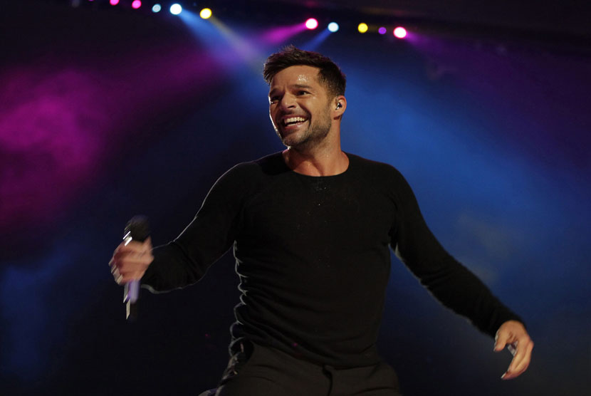 Penyanyi Ricky Martin digugat mantan manajernya karena langgar kontrak kerja.