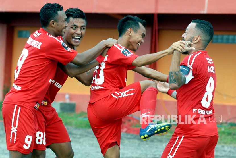 Rico Simanjuntak (kedua kanan) melakukan selebrasi dengan pemain Persija Jakarta. Persija akan menghadapi Persebaya di final Piala Gubernur Jatim, Kamis (20/2).