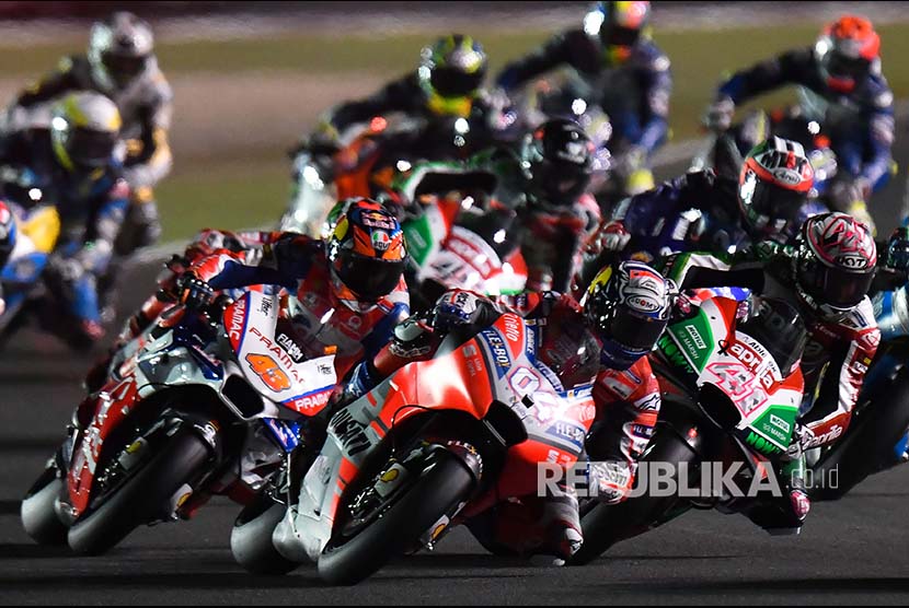Rider  Ducati Team Andrea Dovizioso (tengah) memimpin balapan pada MotoGP Qatar di Losail International Circuit, Doha.