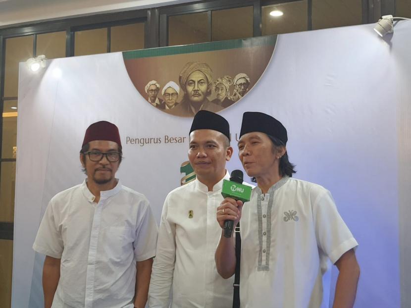Ridho Slank paling kiri topi merah bersama Bimbim Slank paling kanan topi hitam menghadiri acara konferensi pers artis pendukung resepsi puncak satu abad NU di Gedung PBNU, Jakarta Pusat, Jumat (27/1/2023).