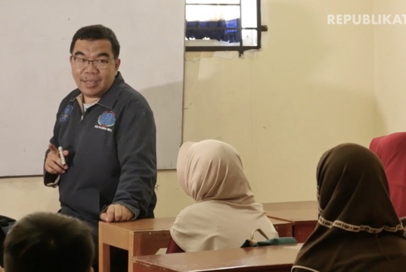 Ridwan Hasan Saputra mendorong guru-guru matematika di Indonesia mendapat pelatihan mengajar berbasis nalar.