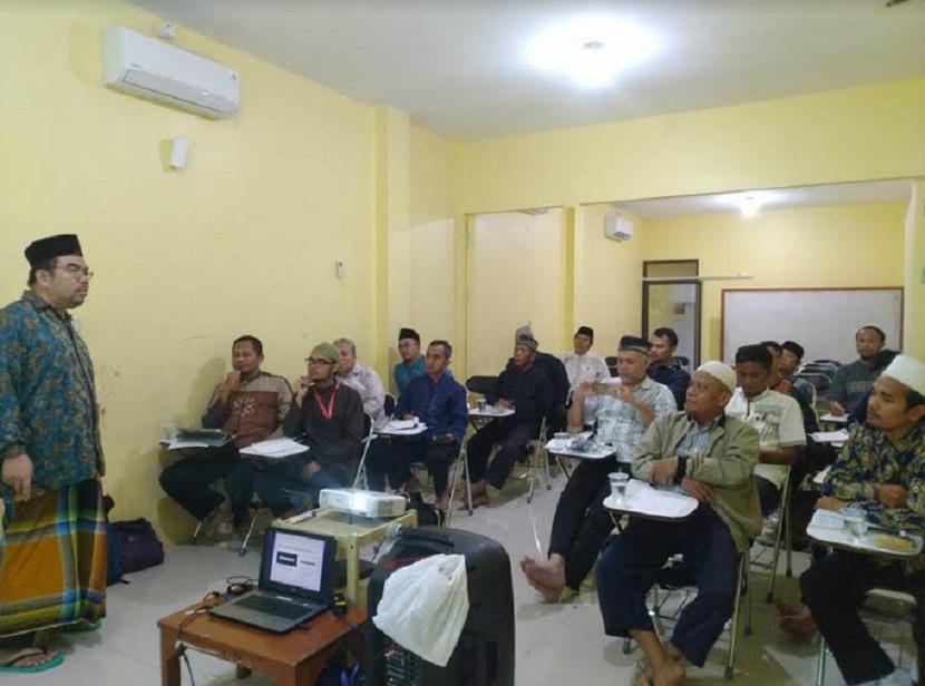 Ridwan Hasan Saputra (RHS), penggagas Bang Read1 memberikan pelatihan suprarasional untuk Pengurus DKM Masjid/Musala di wilayah Bogor. 