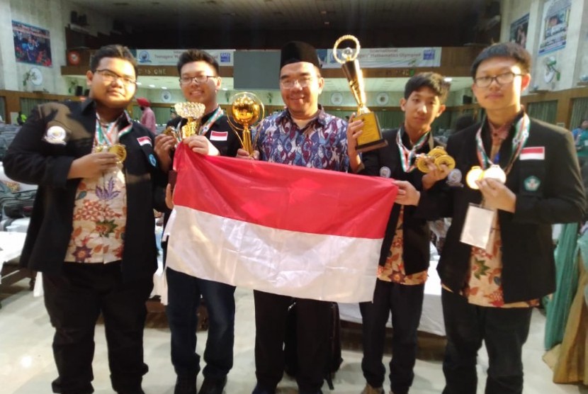 Ridwan Hasan Saputra (tengah) bersama para siswa Indonesia pemenang ITMO 2019.