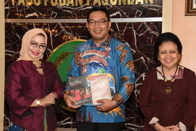 Ridwan Kamil dan Paguyuban Pasundan melaunching 30 penulis perempuan. 