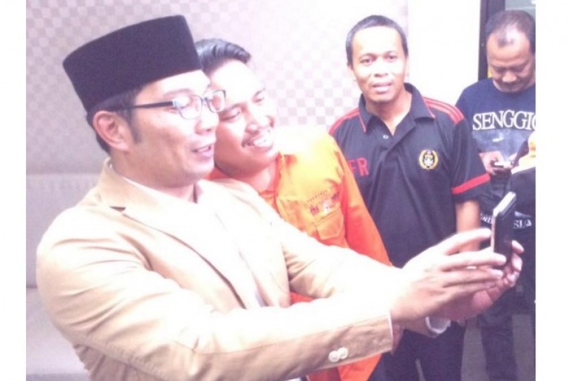 Ridwan Kamil (kiri) berfoto bersama Ketua Umum Jakmania Richard Ahmad Supriyanto