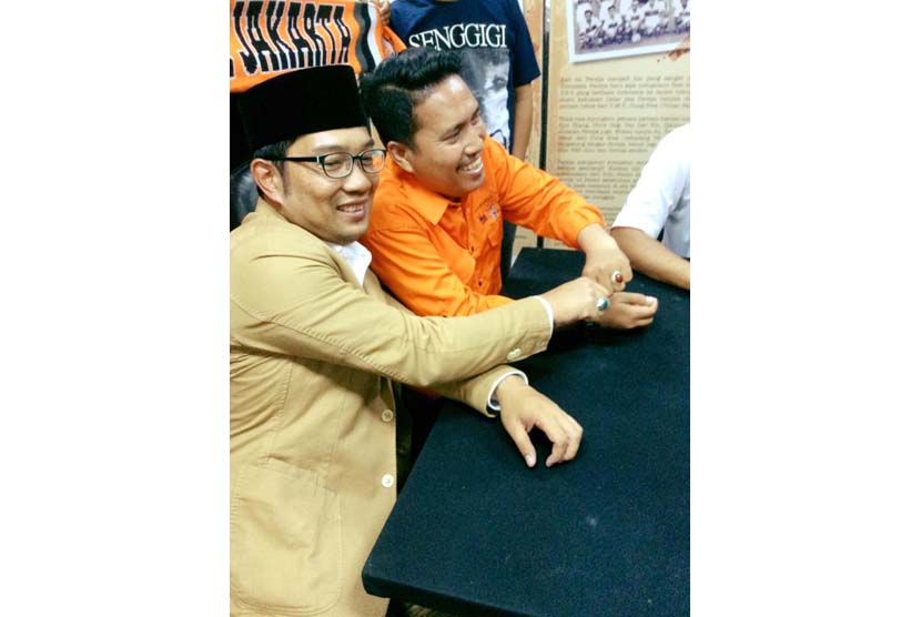 Ridwan Kamil (kiri) berfoto bersama Ketua Umum Jakmania Richard Ahmad Supriyanto