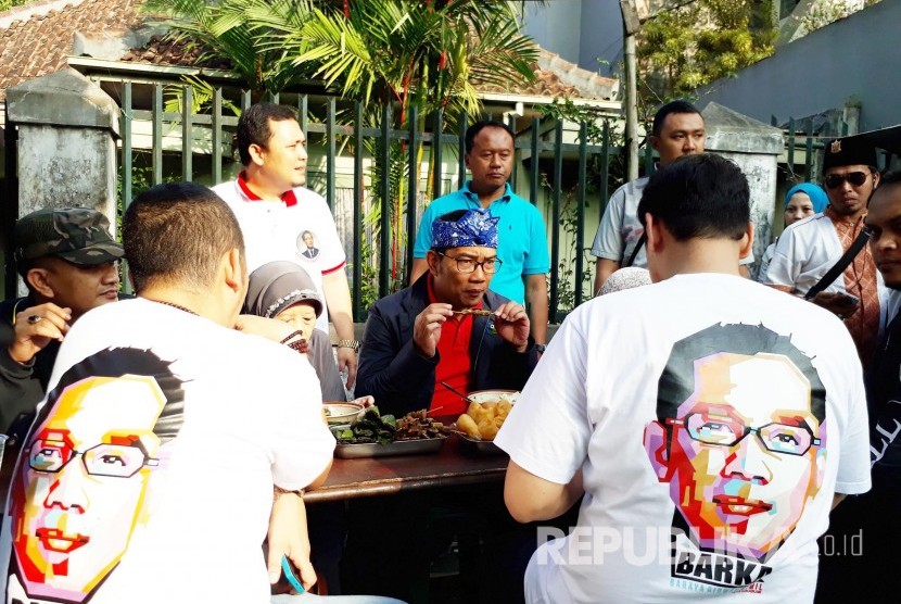 Ridwan Kamil makan bersama dengan warga Kota Sukabumi, di Jalan Juanda, Ahad (16/4). Emil menyatakan ikhtiarnya maju jadi Gubernur Jabar